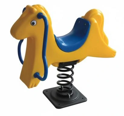 Juego de resorte con figura de caballo en una plaza