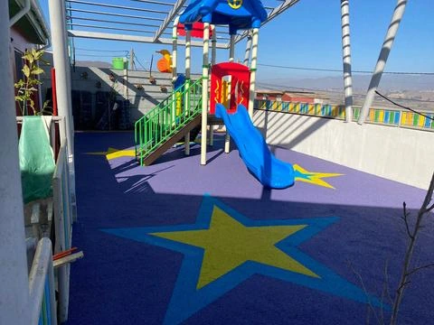 Pavimento de caucho continuo en una zona de juegos infantiles